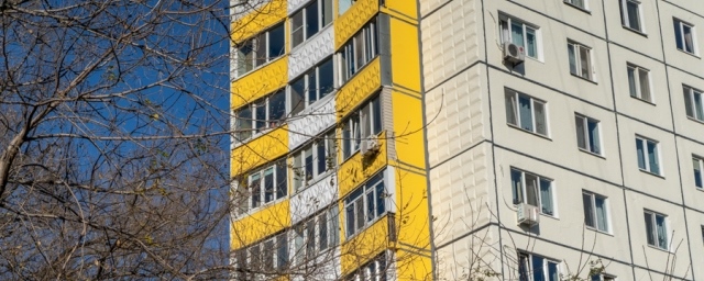 На улице Чкалова обновили фасады жилых домов
